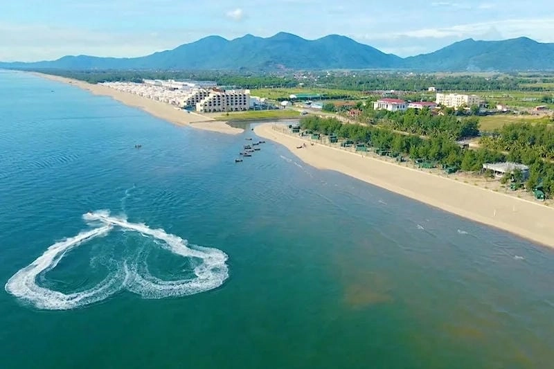 Thời điểm lý tưởng để khám phá bãi biển Xuân Thành là mùa hè