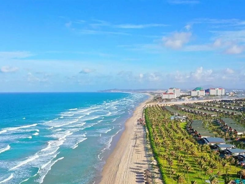 Tận hưởng biển xanh Bãi Dài