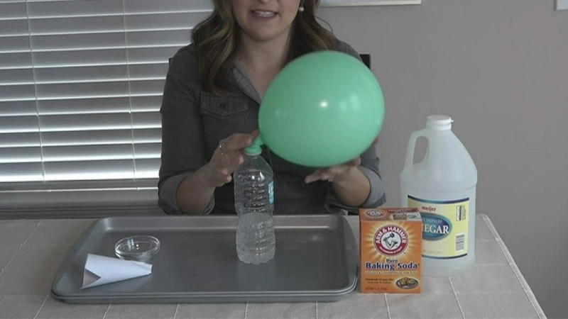  Baking soda và giấm trong thí nghiệm bóng bay tự phồng tạo ra khí