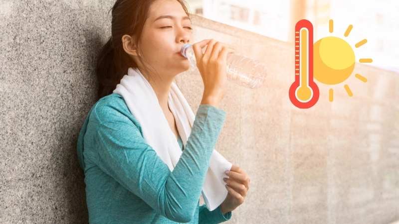 Bảo vệ sức khỏe con người bằng cách uống đủ nước và tìm nơi mát mẻ