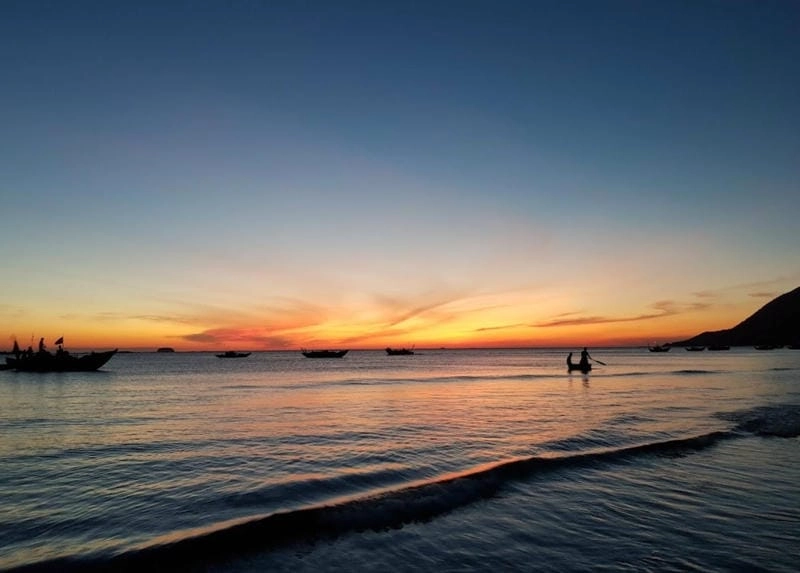 Ngắm hoàng hôn biển Hoành Sơn