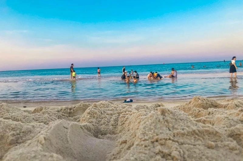 Thử tắm biển Mỹ Thủy trong xanh