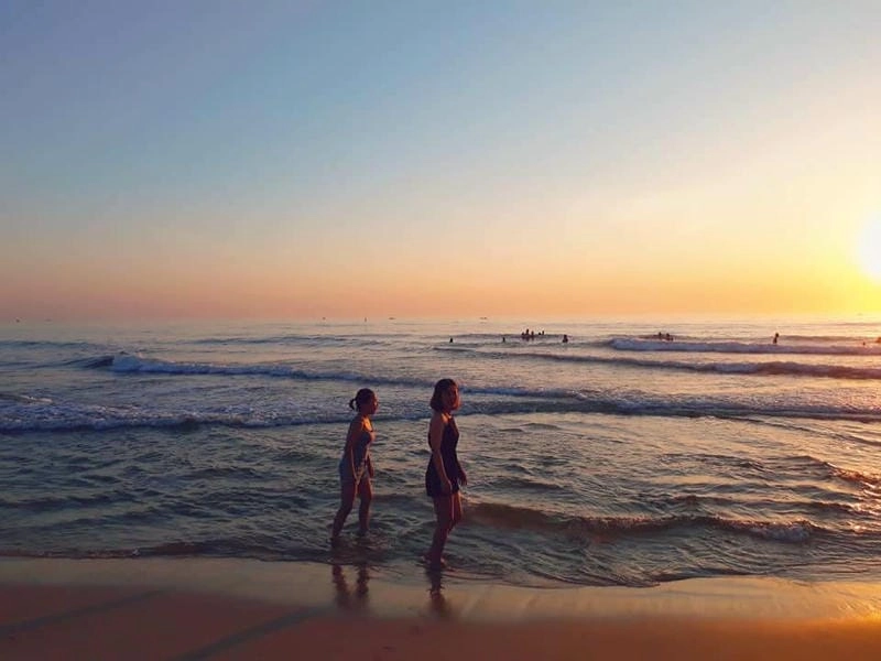 Ngắm hoàng hôn biển Mỹ Thủy lãng mạn