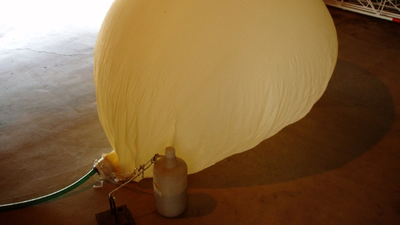  Bóng bay căng phồng nổ do áp suất khí vượt quá giới hạn vật lý