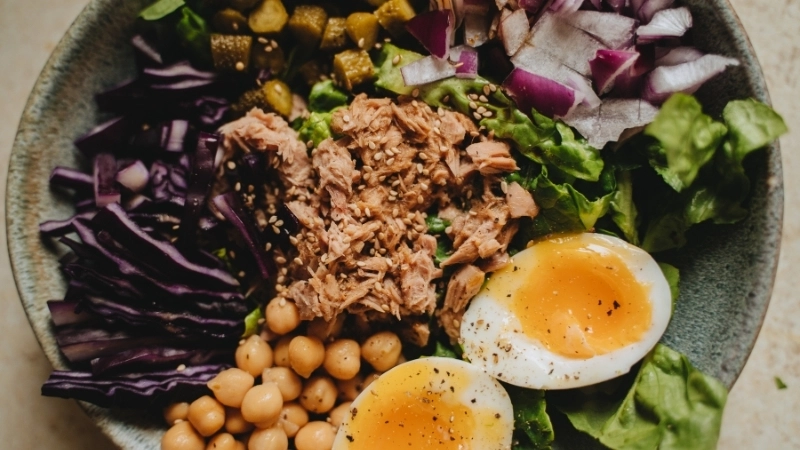 Bữa ăn đầy màu sắc với rau củ, cung cấp năng lượng và dinh dưỡng cho cơ thể