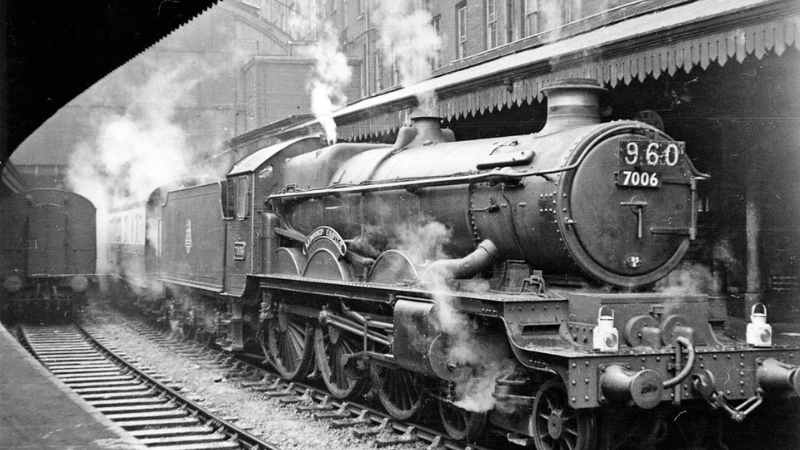  Động cơ hơi nước tạo lực đẩy cho tàu hỏa cổ điển