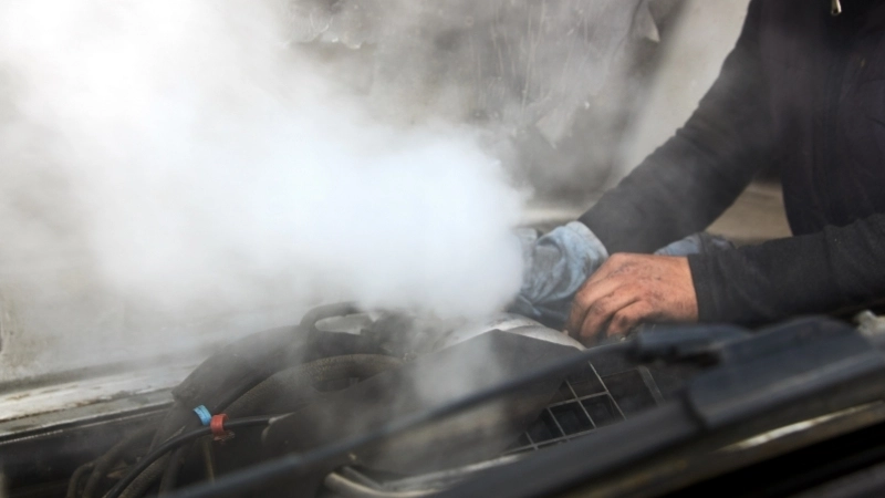 Nguyên nhân khiến động cơ ô tô xả khói trắng