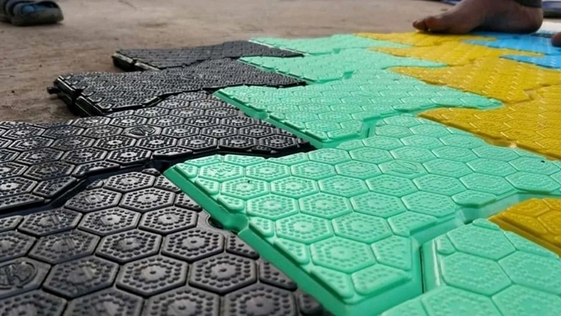 Gạch lát vỉa hè được làm từ công nghệ tái chế nhựa tiên tiến