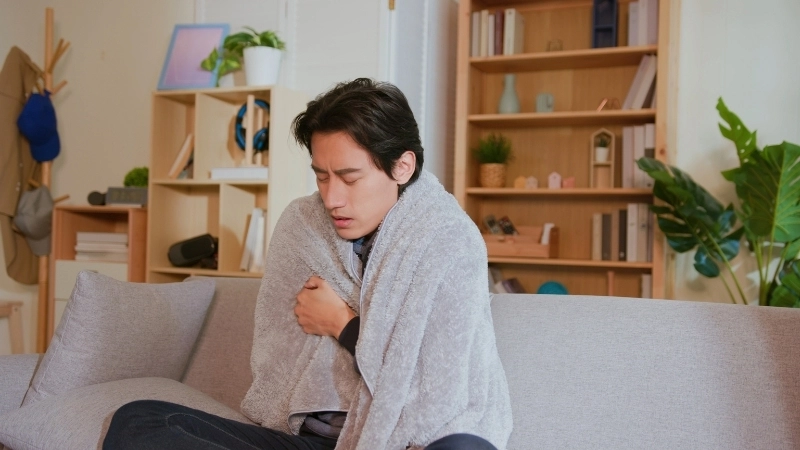 Hệ thần kinh điều khiển phản xạ run và co mạch máu để bảo vệ cơ thể khỏi lạnh