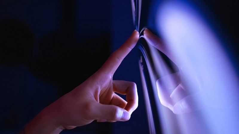 Hiện tượng cộng hưởng giúp tạo ra âm thanh khi ngón tay chạm vào ly