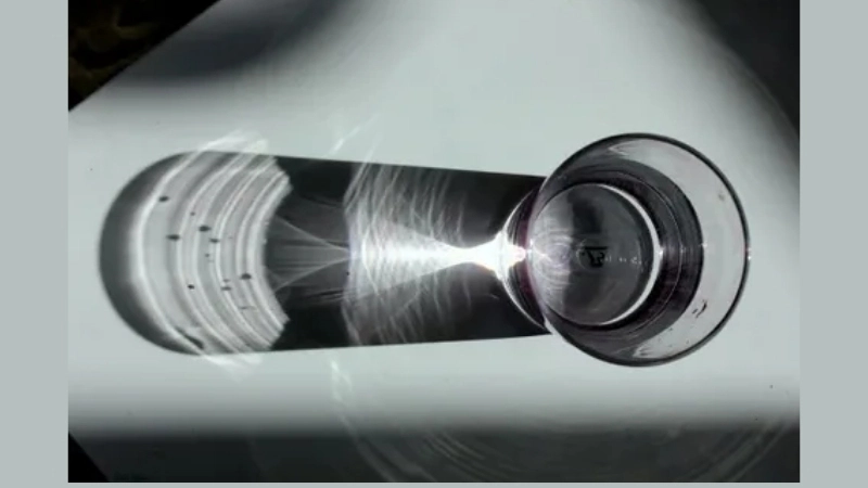 Hiện tượng phân tán ánh sáng khi đi qua ly nước là một bài học quang học cơ bản