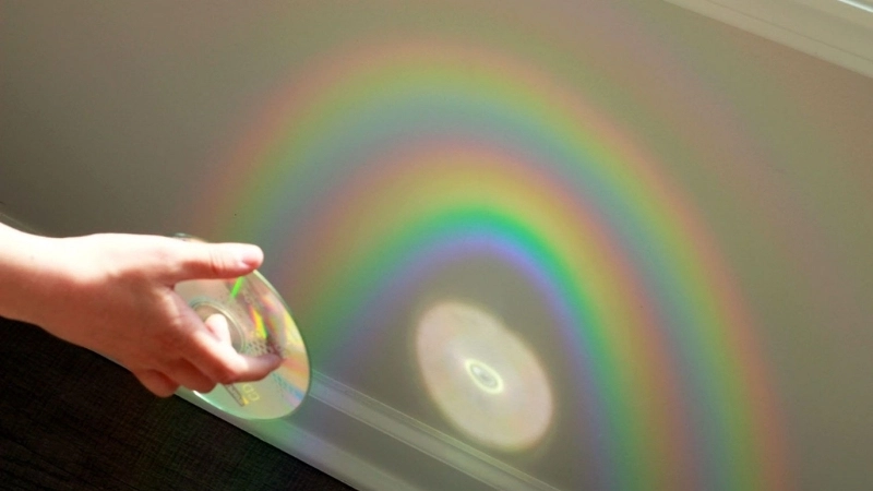 Hiện tượng phản xạ ánh sáng từ các rãnh siêu nhỏ tạo nên hiệu ứng màu sắc