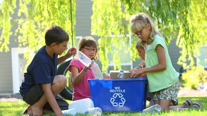 Hoạt động tái chế rác thải tại trường học cho trẻ em