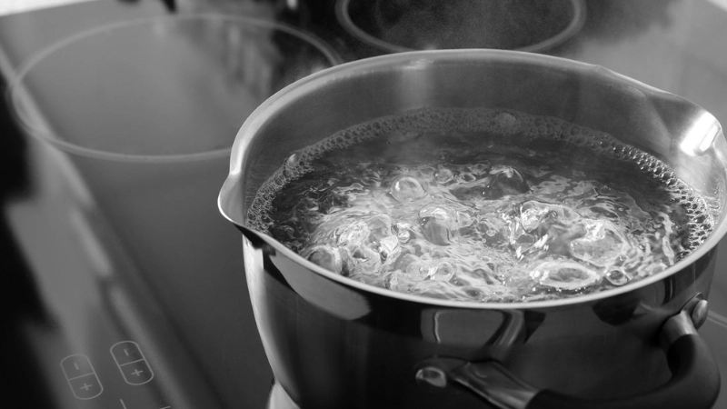  Hơi nước bốc lên từ nồi nước sôi trong thí nghiệm vật lý