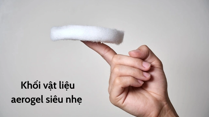  Khối vật liệu aerogel siêu nhẹ đặt trên một bông hoa