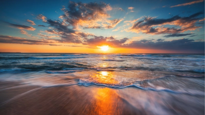 Khung cảnh bình minh tuyệt đẹp khi Mặt trời xuất hiện ở phía Đông