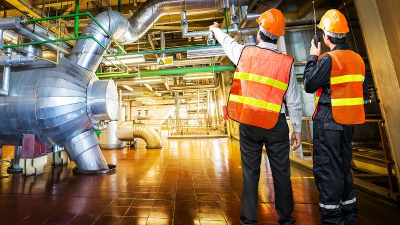  Kỹ sư hàng không vũ trụ đang làm việc với vật liệu composite tiên tiến