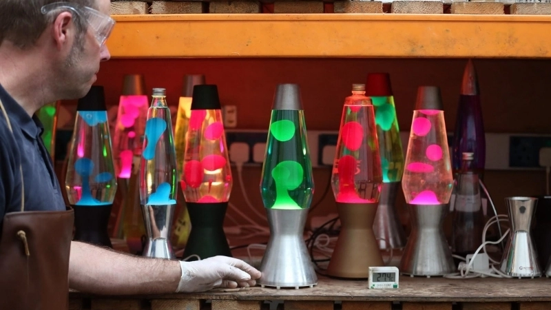  Mật độ sáp và dầu tạo chuyển động độc đáo trong đèn dung nham