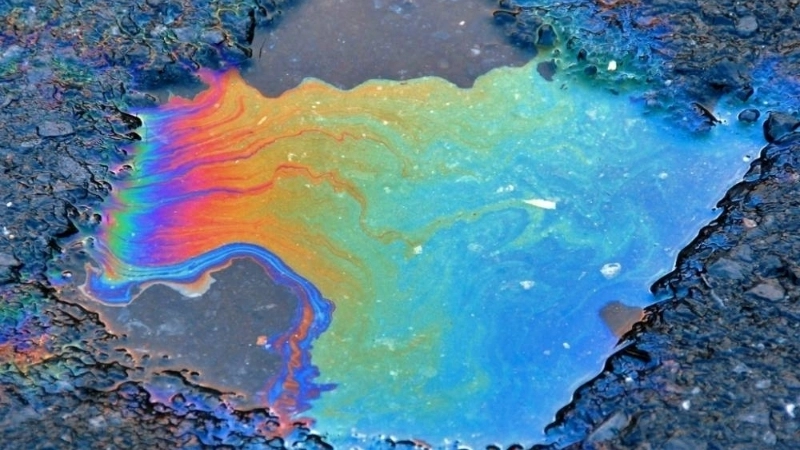 Màu sắc cầu vồng thay đổi tùy thuộc vào độ dày của lớp dầu trên mặt nước