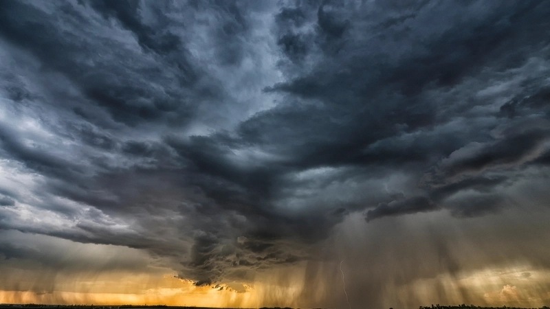  Mây dông dày đặc chặn ánh sáng trong thời tiết mưa