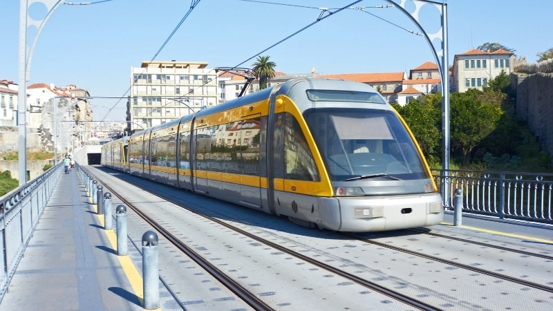  Một đoàn tàu điện đô thị hiện đại, biểu tượng của giao thông bền vững