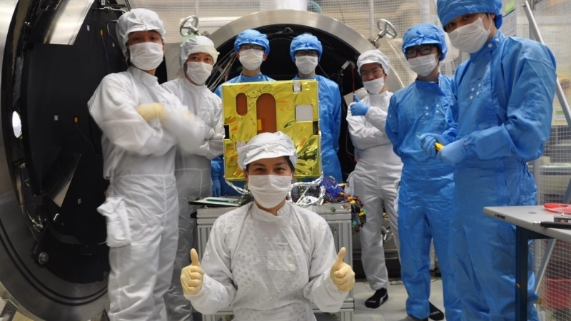  Một kỹ sư trẻ đang nghiên cứu công nghệ vệ tinh tại Việt Nam