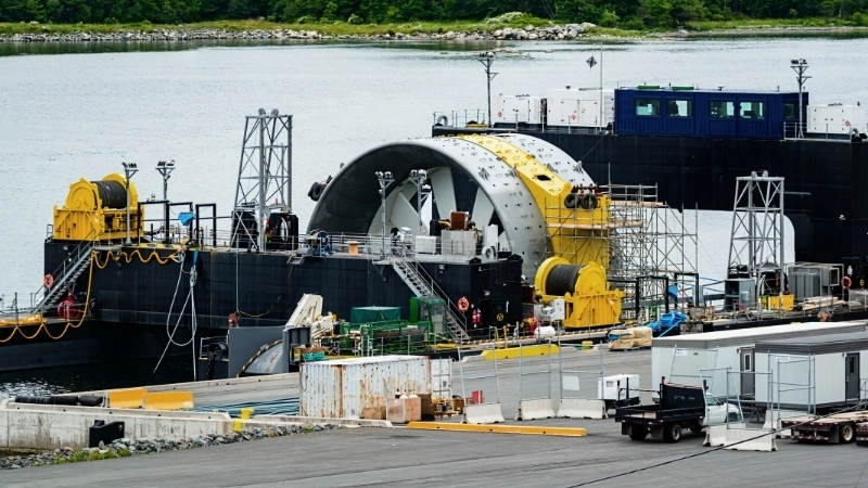 Một nhà máy điện sử dụng năng lượng thủy triều với hệ thống đập lớn