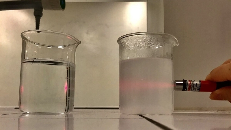 Một thí nghiệm ly nước đơn giản giúp tái hiện hiện tượng phân tán ánh sáng