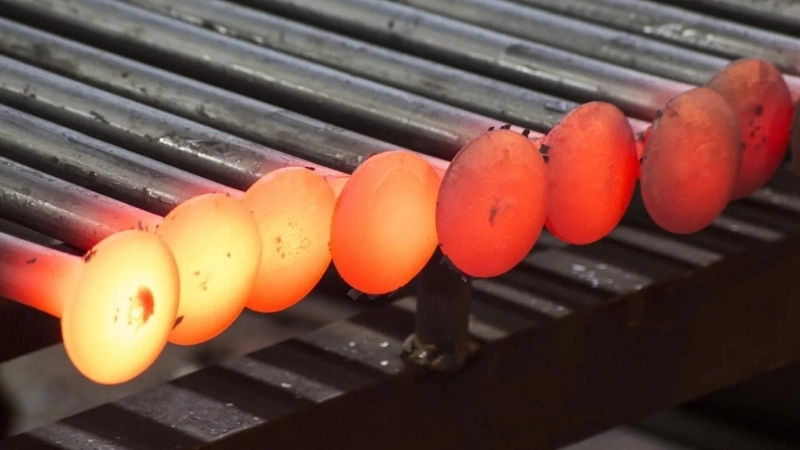  Một thí nghiệm nhiệt cho thấy kim loại (nhiệt dung riêng thấp) nóng lên nhanh hơn nước 