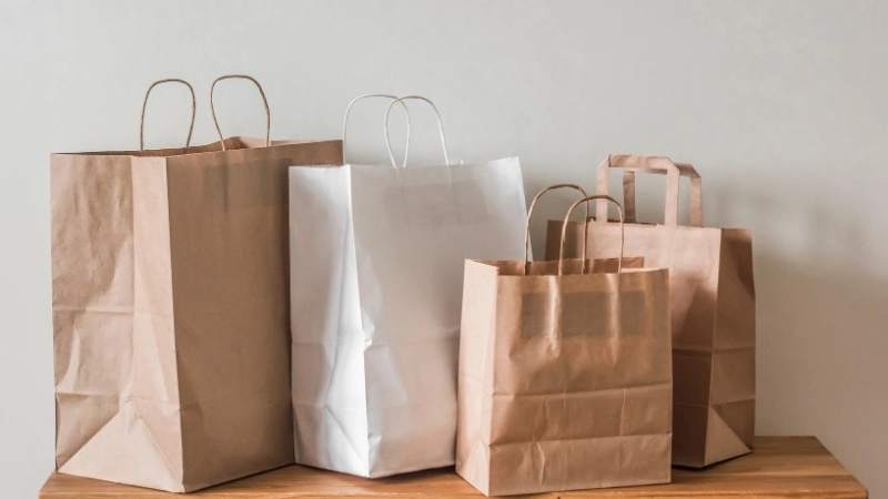 Mua sắm với túi và hộp tái sử dụng cho lối tiêu dùng xanh