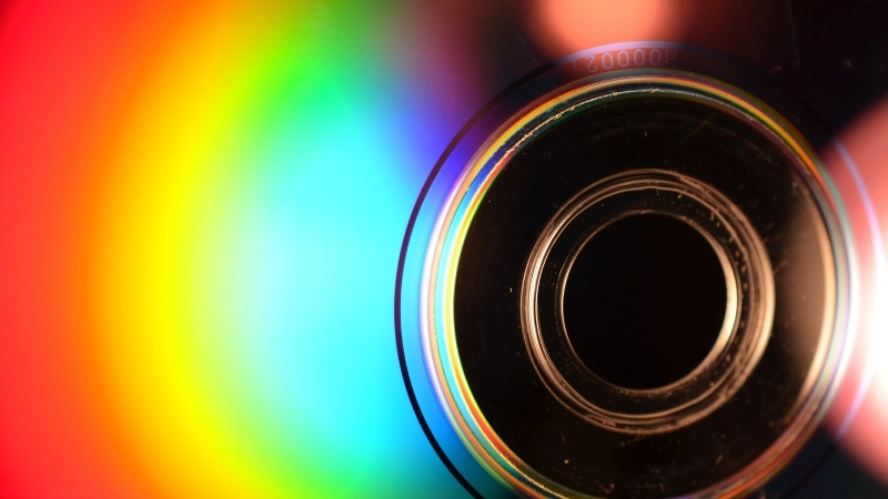 Ngành quang học giải thích cách nhiễu xạ và giao thoa tạo ra dải màu cầu vồng