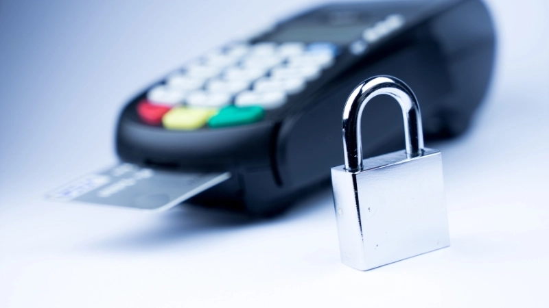  Người dùng thực hiện khóa thẻ ngân hàng qua ứng dụng