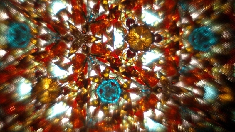 Nguyên lý quang học của kính vạn hoa dựa trên sự phản xạ ánh sáng của gương