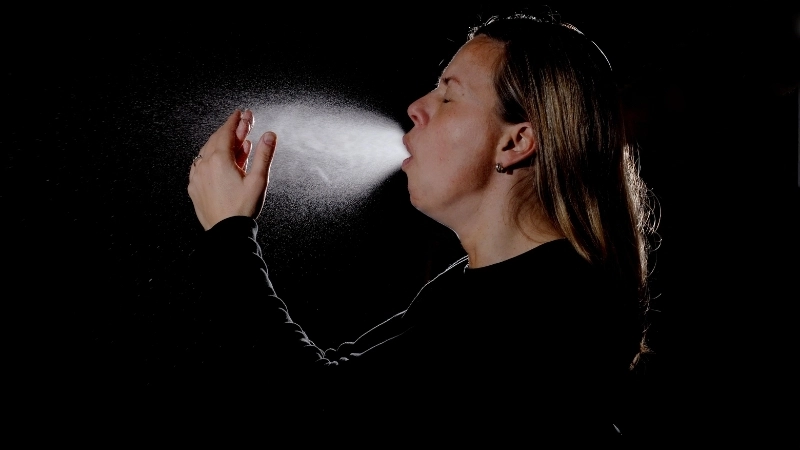 Nhắm mắt là một phản xạ hắt hơi tự động để bảo vệ mắt khỏi áp lực tăng đột ngột