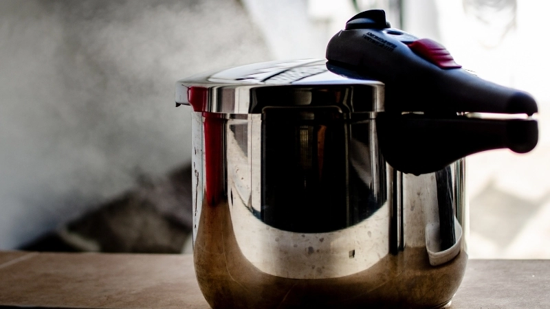  Nồi áp suất ứng dụng vật lý để tăng nhiệt độ sôi, giúp nấu chín thức ăn nhanh hơn đáng kể
