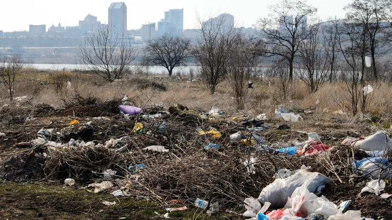 Ô nhiễm đất từ rác thải công nghiệp và sinh hoạt chưa qua xử lý