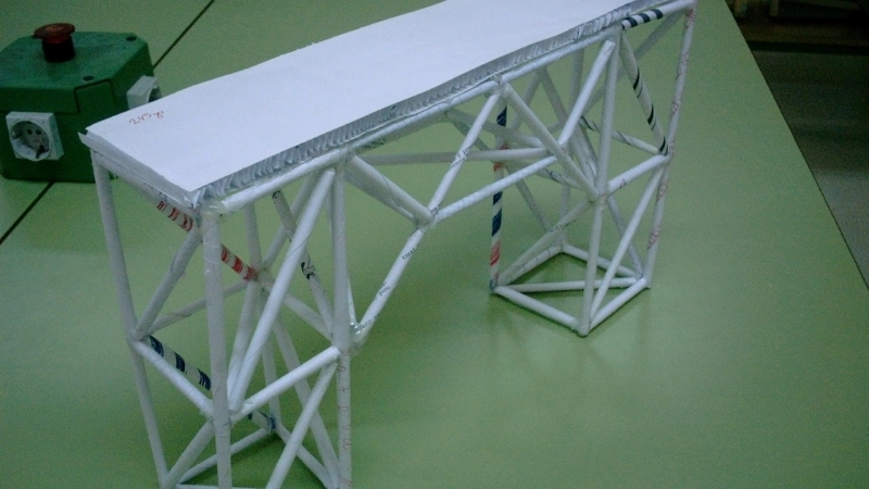  Phân tích lực nén và lực căng trong thí nghiệm cầu giấy qua lăng kính lực học STEM vui