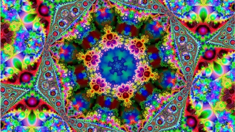 Phản xạ ánh sáng lặp lại nhiều lần tạo ra các hoa văn màu sắc đối xứng