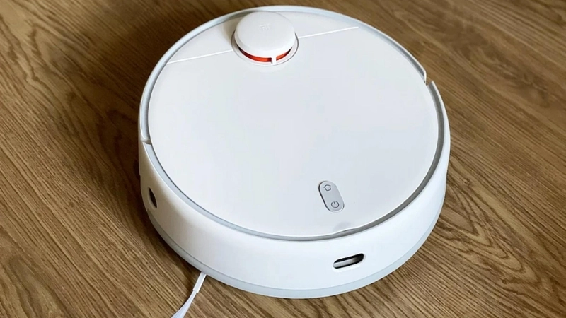 Robot hút bụi lau nhà đang tự động quay về đế sạc