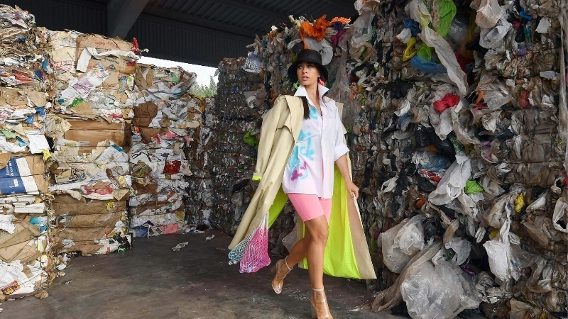 Sản phẩm thời trang làm từ vật liệu tái chế thân thiện môi trường