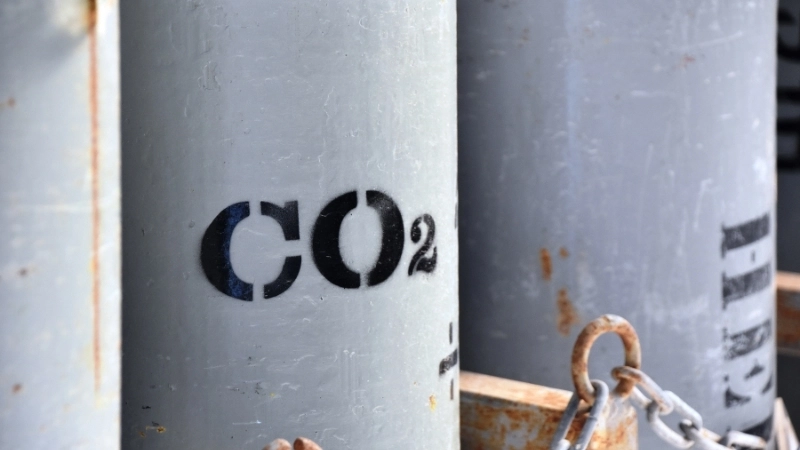 Sơ đồ giải thích áp suất khí CO2 bên trong chai nước có ga 