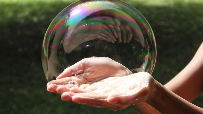  Sức căng bề mặt giữ màng xà phòng mỏng, tạo màu sắc rực rỡ