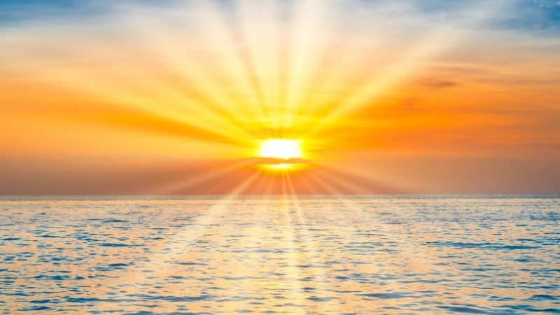  Tán xạ Rayleigh làm ánh sáng xanh phân tán, khiến Mặt Trời trông vàng