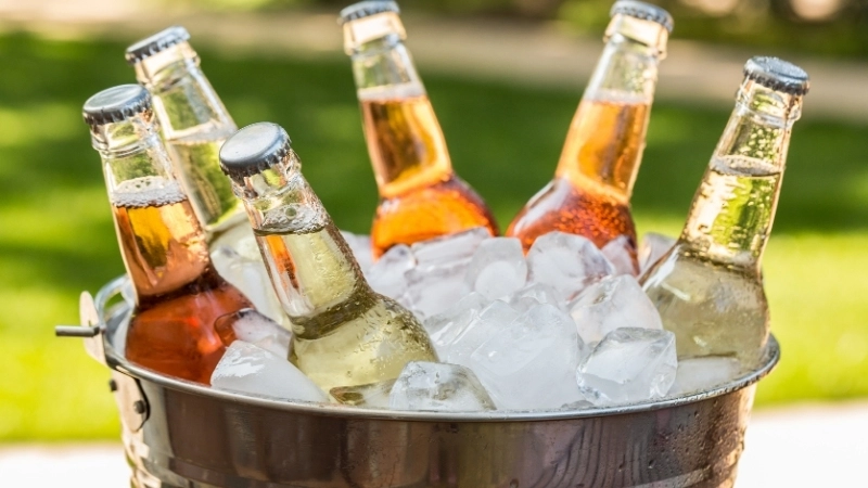 Thí nghiệm băng tan minh họa đá hấp thụ nhiệt làm lạnh đồ uống