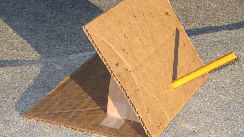  Thí nghiệm đồng hồ mặt trời tự làm với bìa cứng và que