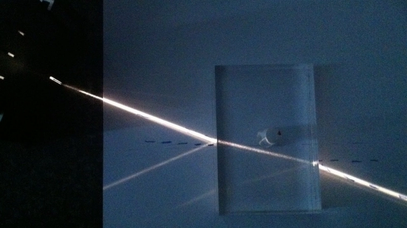  Thí nghiệm khúc xạ ánh sáng qua kính minh họa hiện tượng bẻ cong