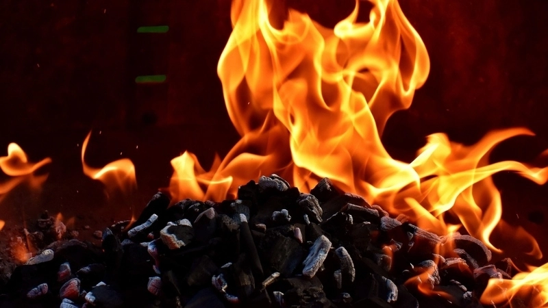  Thí nghiệm lửa cho thấy muội than tạo màu vàng cam