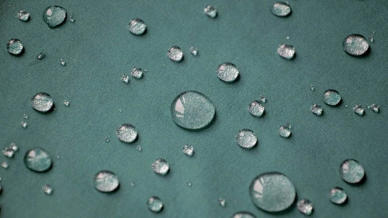 Tính chất vật liệu kỵ nước khiến bề mặt nước co lại thành giọt tròn và không thấm