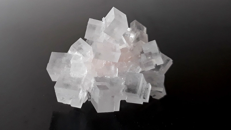  Tinh thể muối hình vuông hình thành qua quá trình kết tinh