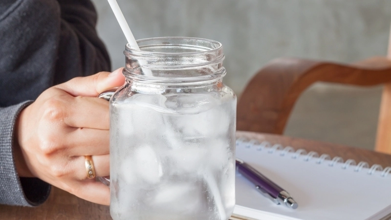 Uống một ly nước lạnh có thể giúp làm dịu cơn nấc cụt khó chịu